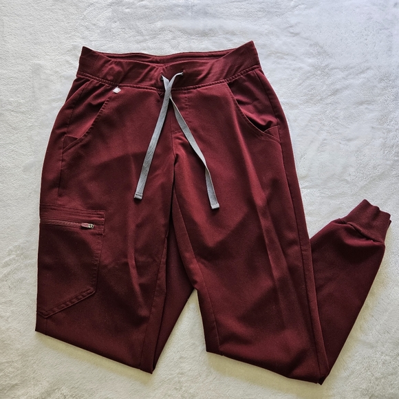 Figs | Zamora jogger scrub pant & Catarina one pocket scrub top - burgundy XS - Picture 5 of 5